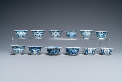 Dix-neuf soucoupes et douze tasses en porcelaine de Chine en bleu et blanc, Kangxi