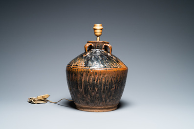 Un pot en gr&egrave;s &agrave; &eacute;mail noir aux taches brunes transform&eacute; en lampe, Chine, Song