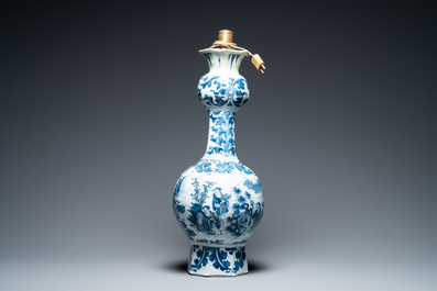 A large Dutch Delft blue and white garlic head 'chinoiserie' vase, late 17th C.