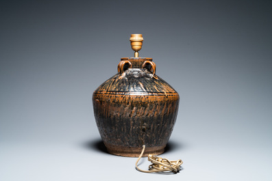 Un pot en gr&egrave;s &agrave; &eacute;mail noir aux taches brunes transform&eacute; en lampe, Chine, Song