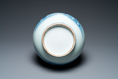Un vase de forme bouteille en porcelaine de Chine en bleu, blanc et rouge de cuivre, 20&egrave;me