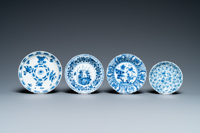 Quatre tasses, quatre soucoupes et deux th&eacute;i&egrave;res en porcelaine de Chine en bleu et blanc, Kangxi
