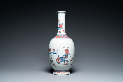 Een Chinese blauw-witte en koperrode flesvormige 'antiquiteiten' vaas, Qianlong