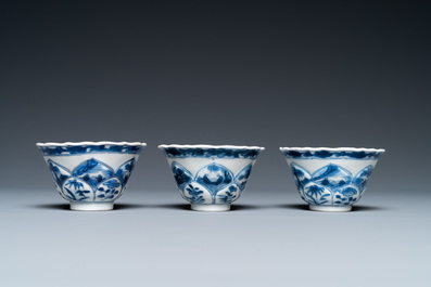 Trois tasses et soucoupes en porcelaine de Chine en bleu et blanc en forme de lotus &agrave; d&eacute;cor d'acupuncture, Kangxi