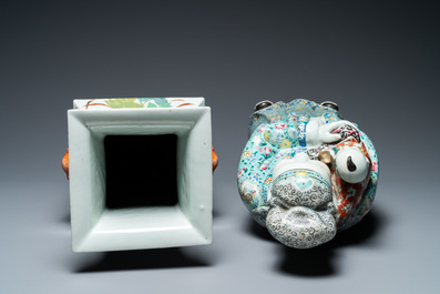 Un vase de forme carr&eacute;e en porcelaine de Chine qianjiang cai et une figure d'un dieu d'&eacute;toiles, Chine, 19/20&egrave;me