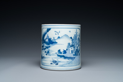 Een Chinese blauw-witte penselenbeker met een landschap en antiquiteiten, Kangxi