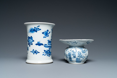 Een Chinese blauw-witte penselenbeker en een kwispedoor, Kangxi
