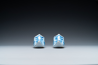 Une paire de mod&egrave;les de pantoufles en fa&iuml;ence de Delft en bleu, blanc et jaune, 18&egrave;me