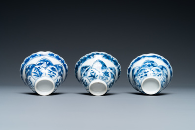 Drie Chinese blauw-witte lotusvormige 'acupunctuur' koppen en schotels, Kangxi