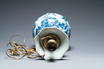 A large Dutch Delft blue and white garlic head 'chinoiserie' vase, late 17th C.