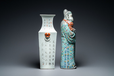 Een vierkante Chinese qianjiang cai vaas en een figuur van een sterrengod, 19/20e eeuw
