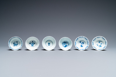 Dix-neuf soucoupes et douze tasses en porcelaine de Chine en bleu et blanc, Kangxi