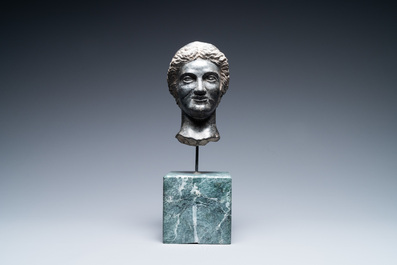 Een Romeins zwart marmeren hoofd van een dame, 2/3e eeuw