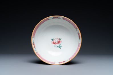 Een diverse collectie Chinese famille rose en grisaille koppen en schotels en een kom met hanen, Yongzheng/Qianlong