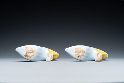 Une paire de mod&egrave;les de pantoufles en fa&iuml;ence de Delft en bleu, blanc et jaune, 18&egrave;me