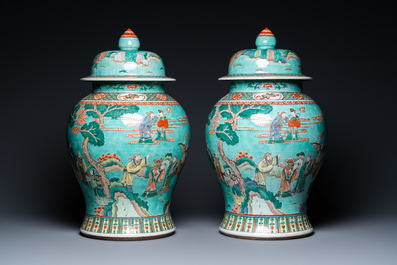 Une paire de grands vases couverts en porcelaine de Chine famille verte &agrave; fond turquoise, 19&egrave;me