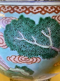 Une paire de grands vases couverts en porcelaine de Chine famille verte &agrave; fond turquoise, 19&egrave;me