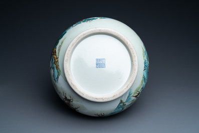 Un vase de forme 'hu' en porcelaine de Chine famille rose &agrave; d&eacute;cor des '100 daims', marque de Qianlong, R&eacute;publique