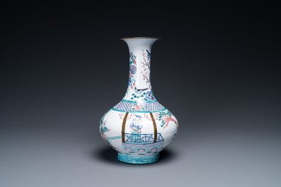 Een Chinese flesvormige Canton email vaas, Qianlong merk, 19e eeuw
