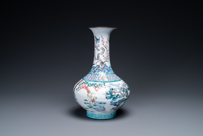 Een Chinese flesvormige Canton email vaas, Qianlong merk, 19e eeuw