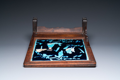 Een Chinese vierkante fahua plaquette in een houten tafelscherm gevat, Ming