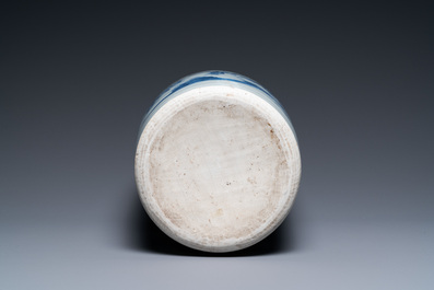 Un vase en porcelaine de Chine en bleu et blanc &agrave; d&eacute;cor d'Immortels dans un paysage, &eacute;poque Transition