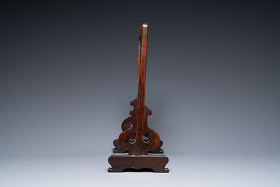 Une plaque de forme carr&eacute;e en porcelaine de Chine fahua, mont&eacute;e en &eacute;cran de table en bois, Ming