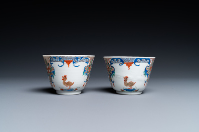 Une paire de tasses et soucoupes en porcelaine de Chine famille rose, Qianlong