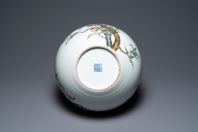 Een Chinese famille rose 'tianqiu ping' 'negen perziken' vaas, Qianlong merk, 20e eeuw