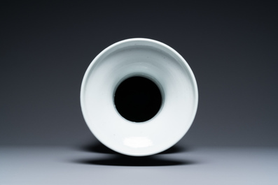 Un vase en porcelaine de Chine en bleu et blanc &agrave; d&eacute;cor d'une c&eacute;r&eacute;monie de th&eacute;, 19&egrave;me