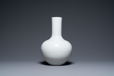 A Chinese monochrome white-glazed 'tianqiu ping' vase, 18/19th C.