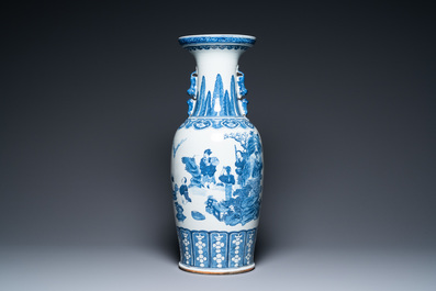 Un vase en porcelaine de Chine en bleu et blanc &agrave; d&eacute;cor d'une c&eacute;r&eacute;monie de th&eacute;, 19&egrave;me