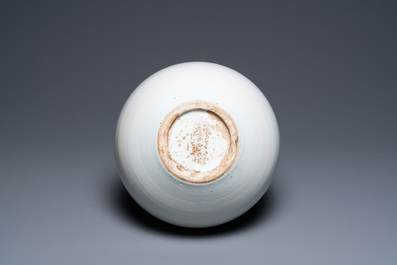 A Chinese monochrome white-glazed 'tianqiu ping' vase, 18/19th C.