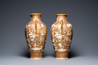 Une paire de vases en porcelaine Satsuma de Japon, marque de Kinkozan, Meiji, 19&egrave;me