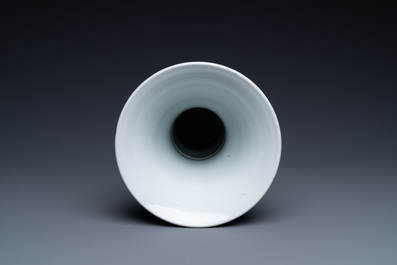 Un grand vase de forme 'gu' en porcelaine de Chine en bleu et blanc, marque de Chenghua, Kangxi