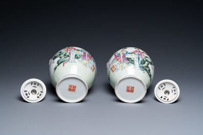 Une paire de vases couverts aux couvercles ajour&eacute;s en porcelaine de Chine famille rose, Qianlong marque, R&eacute;publique