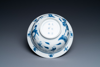 Een Chinese blauw-witte 'klapmuts' kom, Xuande merk, Kangxi
