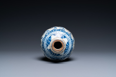 Un base de narguil&eacute; en porcelaine de Chine 'p&acirc;te tendre' en bleu et blanc, Kangxi
