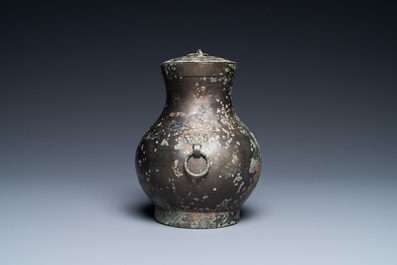 Un vase de forme 'hu' et son couvercle, Han