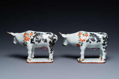 Een paar Chinese exportporseleinen koeien naar Delfts voorbeeld, Qianlong