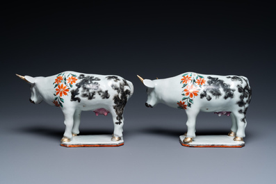 Une paire de vaches en porcelaine de Chine d'exportation d'apr&egrave;s des mod&egrave;les en fa&iuml;ence de Delft, Qianlong