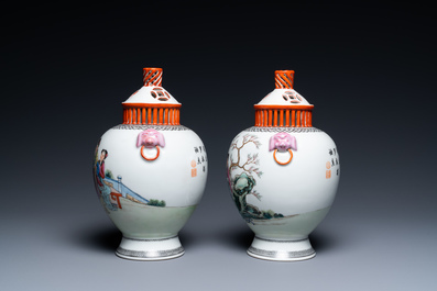 Une paire de vases couverts aux couvercles ajour&eacute;s en porcelaine de Chine famille rose, Qianlong marque, R&eacute;publique