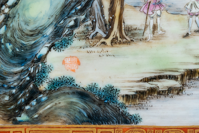 Un &eacute;cran de table en porcelaine de Chine famille rose &agrave; d&eacute;cor d'un paysage hivernale et d'Europ&eacute;ens, marque de Qianlong, 18/19&egrave;me