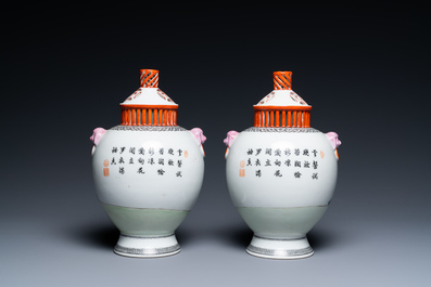 Une paire de vases couverts aux couvercles ajour&eacute;s en porcelaine de Chine famille rose, Qianlong marque, R&eacute;publique