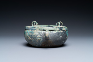 Een Chinese archa&iuml;sche bronzen 'zhou' dekselkom, Periode van Lente en Herfst