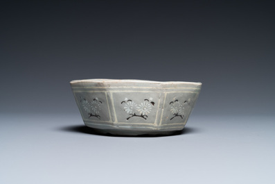 Een achthoekige Koreaanse ingelegde celadon steengoed penselenwasser, wellicht Goryeo, 13/14e eeuw