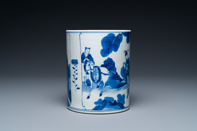 Un porte-pinceaux de type 'bitong' en porcelaine de Chine en bleu et blanc, Kangxi