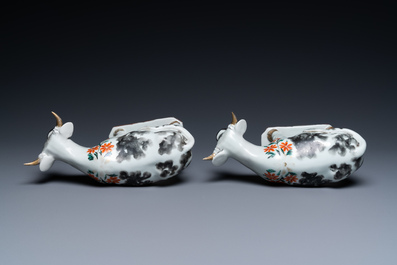 Une paire de vaches en porcelaine de Chine d'exportation d'apr&egrave;s des mod&egrave;les en fa&iuml;ence de Delft, Qianlong