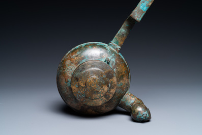 Une bouilloire tripode de type 'He' en bronze dor&eacute; au bec en forme de t&ecirc;te d'oiseau, Chine, Han