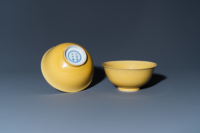 Une paire de bols en porcelaine de Chine en jaune monochrome, marque de Yongzheng, 19&egrave;me